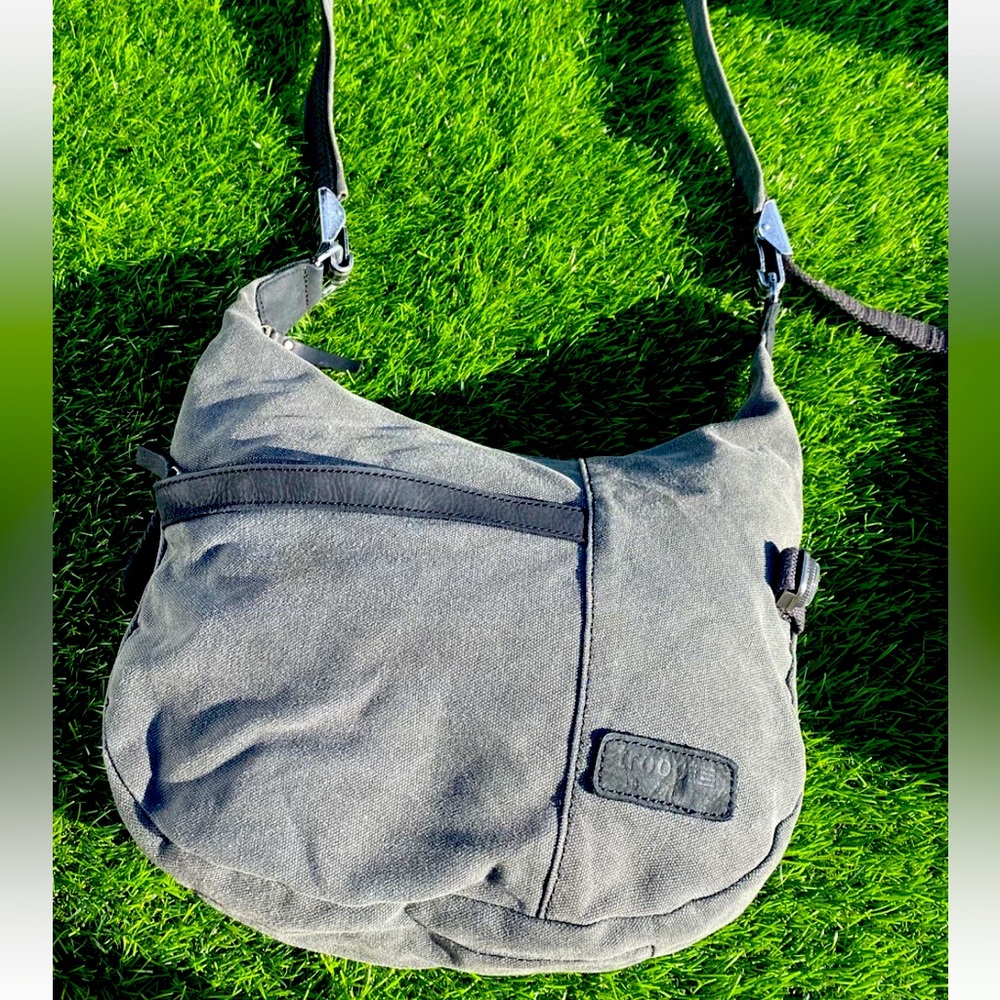 Troop London Womans Matte Black Crossbody Purse VGU Wit Compass- Leather Trim